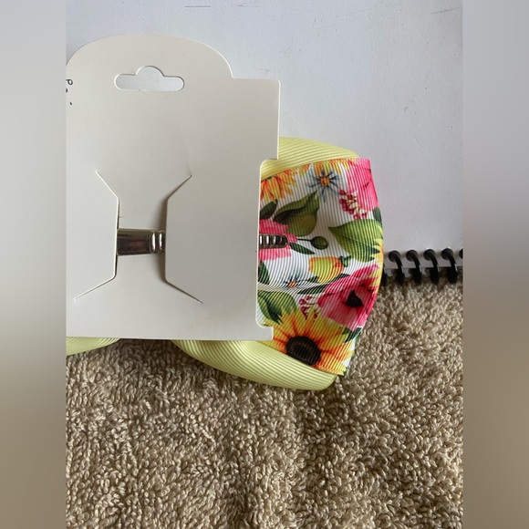 Frida - Picture 2 of 2